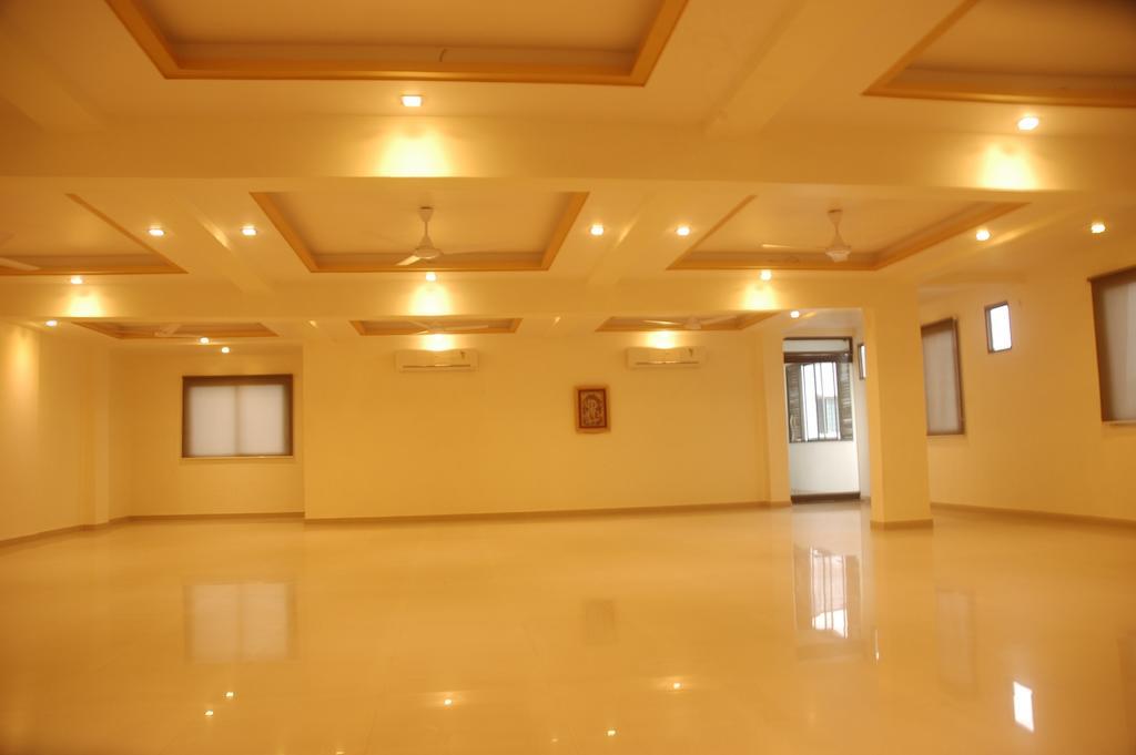 Hotel Sapphire Джунагадх Экстерьер фото