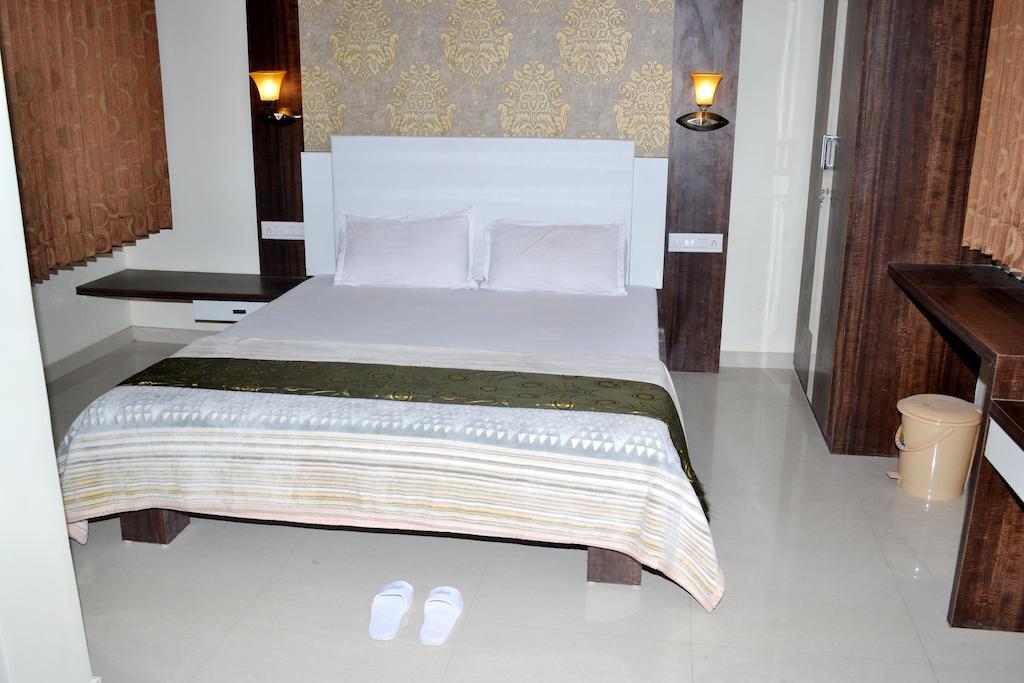 Hotel Sapphire Джунагадх Экстерьер фото