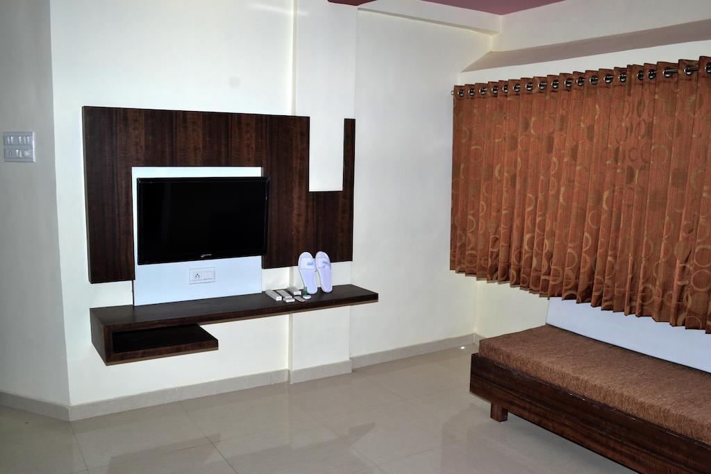 Hotel Sapphire Джунагадх Экстерьер фото