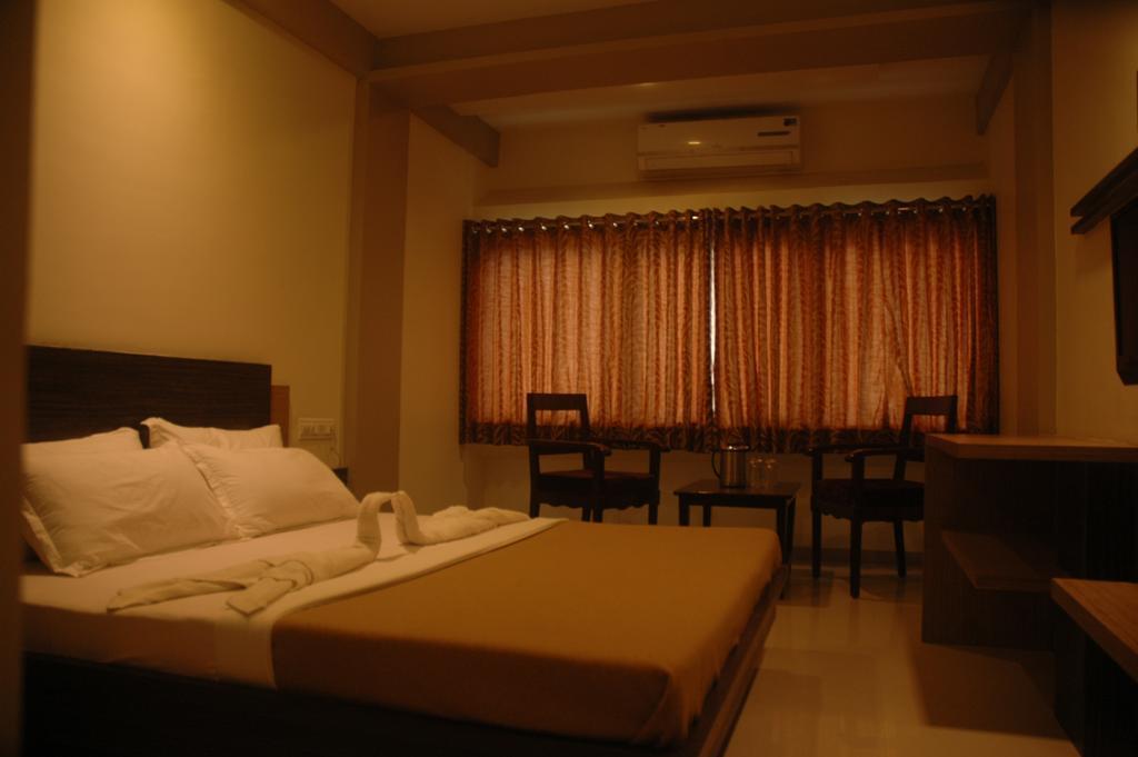 Hotel Sapphire Джунагадх Экстерьер фото