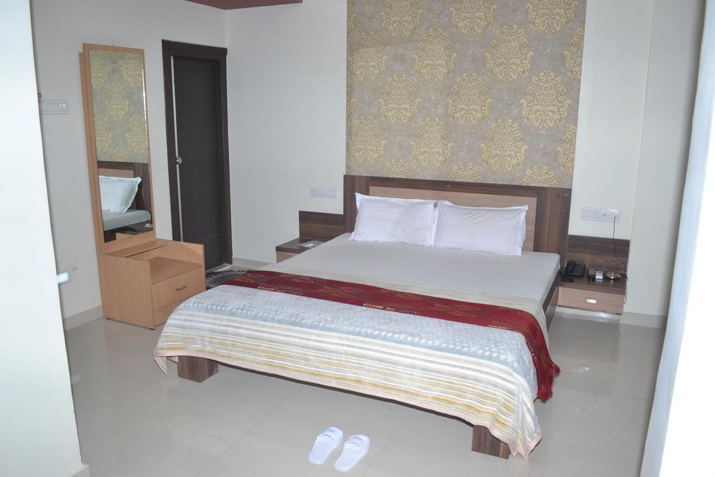 Hotel Sapphire Джунагадх Экстерьер фото